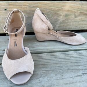 Clarks Suede Flores Raye Wedge Sandal Sand Beige Ankle Strap Peep Toe Size 6.5 M
